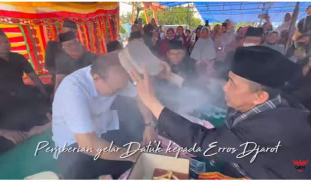 Pemberian Gelar Datuk Kepada Erros Djarot